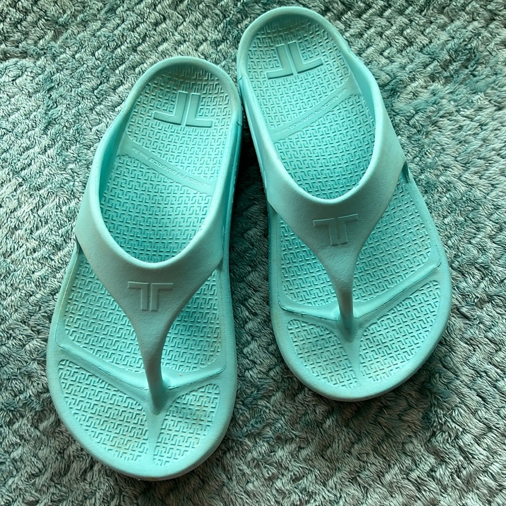 Telic Women’s Energy Flip Flops Size M in Turquoise blue.